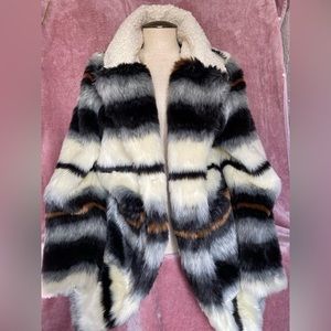 NWT. Chic Saltwater Luxe faux‎ fur coat